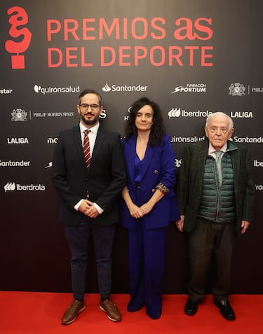 Miguel Calderón; Director Médico del Hospital Ruber Internacional, Olga Ginés; Gerente del Hospital Ruber Internacional y Juan José Vidal; Ginecólogo jefe del Hospital Ruber Internacional, posan en el photocall de los Premios AS del Deporte 2025.
