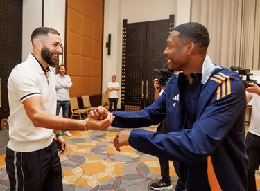 Karim Benzema saluda a David Alaba. 
 