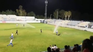 ¿Se imaginan jugar un partido con los aspersores puestos? Granada B y Motril lo han hecho..