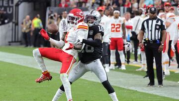 LAS VEGAS, NEVADA - OCTOBER 27: Jack Jones #18 of the Las Vegas Raiders breaks up a pass intended for JuJu Smith-Schuster #9 of the Kansas City Chiefs in the third quarter at Allegiant Stadium on October 27, 2024 in Las Vegas, Nevada. Ethan Miller/Getty Images/AFP (Photo by Ethan Miller / GETTY IMAGES NORTH AMERICA / Getty Images via AFP)