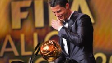 Cristiano, emocionado con el Balón de Oro.