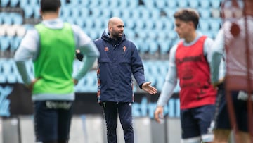 Claudio Gir¨¢ldez, t¨¦cnico del Celta, durante un entrenamiento del equipo vigu¨¦s.