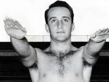 Medallista de oro de Plataforma en Melbourne 1956. Consiguió cuatro preseas olímpicas en su carrera.