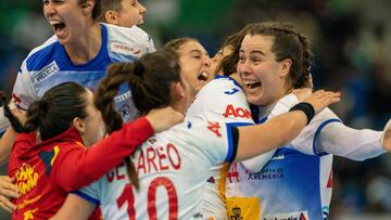 Kumamoto (Japan), 13/12/2019.- Ainhoa Hernandez Serrador of Spain (R) celebrates with her teammates after winning the IHF Women's World Championship semi-final match between Norway and Spain in Kumamoto, Japan, 13 December 2019. (Balonmano, Jap&oacut