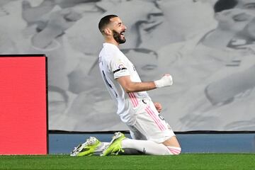 El delantero francés del Real Madrid, Karim Benzema, luce desde enero de 2019 un vendaje en su mano derecha. La razón primigenia de este es que sufrió una rotura en el dedo meñique de dicha mano. No obstante, han pasado dos años desde aquella dolencia y el francés sigue saliendo a jugar con el vendaje en la mano, que además lleva una férula de protección del dedo. Lo que fue una solución médica parece que se ha convertido en un amuleto para Benzema que no parece dispuesto a renunciar a jugar con el vendaje, mientras siga dando el rendimiento goleador de las últimas temporadas.