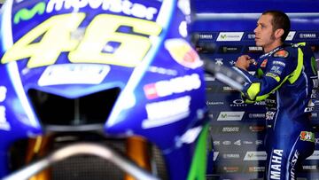 Valentino Rossi en el box de Yamaha en Sepang.