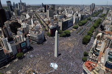 Impresionante vista aérea de la Plaza del Obelisco en el centro de Buenos Aires abarrotada de aficionados para celebrar el tercer Mundial de fútbol de Argentina. 