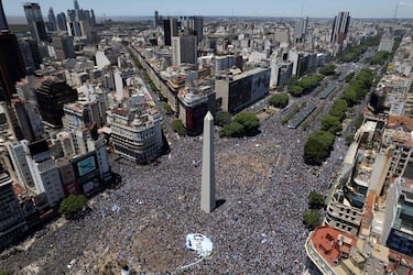 Impresionante vista aérea de la Plaza del Obelisco en el centro de Buenos Aires abarrotada de aficionados para celebrar el tercer Mundial de fútbol de Argentina. 