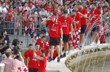 Celebración de los jugadores del Sevilla en la plaza de la Puerta de Jerez, durante el paseo triunfal que ha realizado el equipo esta tarde para festejar y ofrecer a la ciudad su quinta Liga Europa conseguida el pasado miércoles en Basilea (Suiza