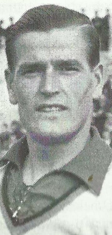 Jug車 de portero en el Betis desde 1935 a 1940. Consigui車 hacerse con la titularidad en el equipo verdiblanco despu谷s del paron por la Guerra Civil. En 1942 ficha por el Sevilla despu谷s de jugar dos temporadas en el Murcia. En el equipo de Nervi車n apenas juega cuatro partidos en dos a?os.