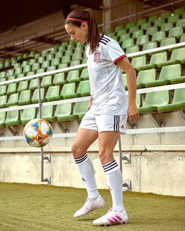 La segunda equipación de España se trata de una camiseta blanca, con diseño frontal y cuello redondo con detalles en rojo y azul marino. Ha sido también diseñada por las jugadoras durante los distintos encuentros que se han desarrollado con Adidas y los responsables de la RFEF.