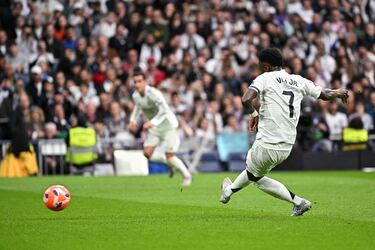 Lanzó el brasileño a su derecha, pero el portero del Valencia le adivinó las intenciones. 