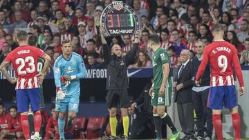 El portero de la cantera del Betis, Pedro, saltando al césped del Wanda Metropolitano.