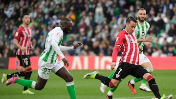 Sabaly persigue a Berenguer en el Betis-Athletic.