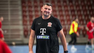 El entrenador de porteros del Telekom Veszprem Arpad Sterbik