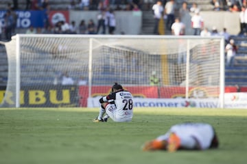 La historia feliz de aquellos Lobos BUAP que llegaron a primera división y que sorprendieron a propios y extraños con buen futbol está a punto de llegar a un trágico desenlace. Los ‘Licántropos han perdido cuatro de sus últimos cinco partidos y ya son últimos de la tabla de cocientes. Si la próxima semana el equipo de Gabriel Alcantar no consigue los tres puntos, estarán condenados de volver al Ascenso MX. Por lo que han mostrado los poblanos en los últimos meses, lo mejor que les queda es encomendarse a un milagro futbolístico. 