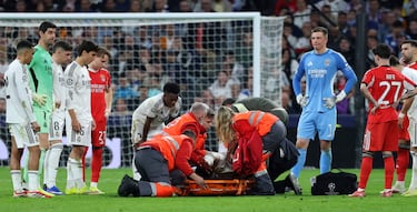 Tremendo susto tras el choque entre Eduardo Camavinga y Raúl Asencio. El defensa central se lleva la peor parte. Fue atendido por los servicios médicos que tras colocarle un collarín, es retirado en camilla. El árbitro aplicaba el protocolo para los golpes en la cabeza.