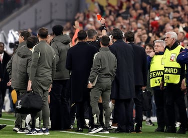 El árbitro Slvako Vinvic muestra la cartulina roja a Arda Güler por las protestas del jugador al finalizar el encuentro.