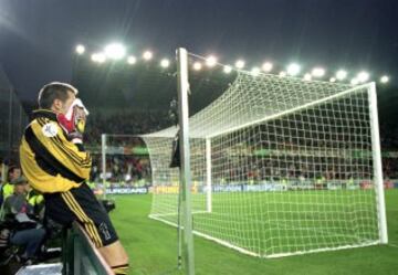 España se topó de nuevo con el muro de cuartos. Ante Francia, en el último minuto, Raúl tuvo en sus manos el empate, pero mandó fuera el penalti decisivo. Tristeza de Santiago Canizares tras el fallo.