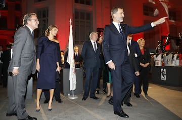 Sus Majestades los Reyes disfrutan de la exposición habilitada para la Gala. 