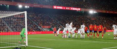 2-0. Falta directa desde el borde del área de Georgia.  Mikel Oyarzabal, con un brutal zurdazo, supera a Giorgi Mamardashvili que no ve llegar el balón y le rebasa.