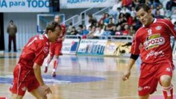 <b>GOLEADOR. </b>Wilde (ElPozo) controla el balón ante De Bail (Peinsa).