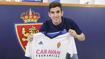 Jesús Alfaro posa con su nueva camiseta en su presentación como nuevo jugador del Real Zaragoza.