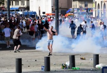 Brutales imágenes de los hooligans liándola de nuevo en Marsella