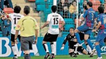 <b>SIN FORTUNA. </b>El Huesca tentó en numerosas ocasiones la meta de Alberto pero no estuvo acertado de cara al gol.