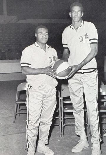 Los Baltimore Bullets le draftearon en el draft de 1965, pero sólo jugó una temporada allí. La siguiente la pasó en la CBA y luego aterrizó en los Houston Mavericks, donde fue el máximo anotador del curso (21,7 puntos). Su última temporada en la ABA la pasó entre Houston y New York. En la CBA, ganó el título con los Scranton Apollos en 1971. También debemos mencionar, con 1,73, a Dino Martin, que jugó dos temporadas en los Providence Steamrollers de la BAA y años después fue entrenador de los Boston Eagles (NCAA) durante nueve años.