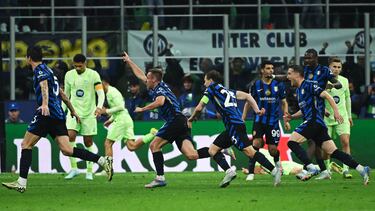 Inter Milan's Italian midfielder #16 Davide Frattesi (3L) celebrates scoring his team's fourth goal with teammates during the UEFA Champions League semi-final second leg football match between Inter Milan and FC Barcelona at the San Siro stadium in Milan on May 6, 2025. (Photo by PIERO CRUCIATTI / AFP)
