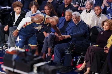 Saludo entre LeBron James y Oscar Robertson, exjugador de baloncesto estadounidense que disputó catorce temporadas en la NBA en los años 60.