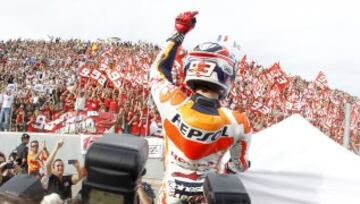 Firmó con Repsol Honda para competir en MotoGP. Ganó su tercer mundial tras la carrera del Gran Premio de Valencia. En la imagen, Márquez celebra su primer mundial en la máxima categoría.