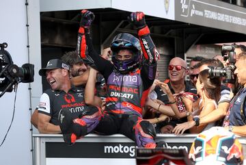 Jorge Martín celebra, junto a su equipo el Prima Pramac Racing, su victoria en la carrera del GP de Indonesia. Disputado en el Circuito de Mandalika.