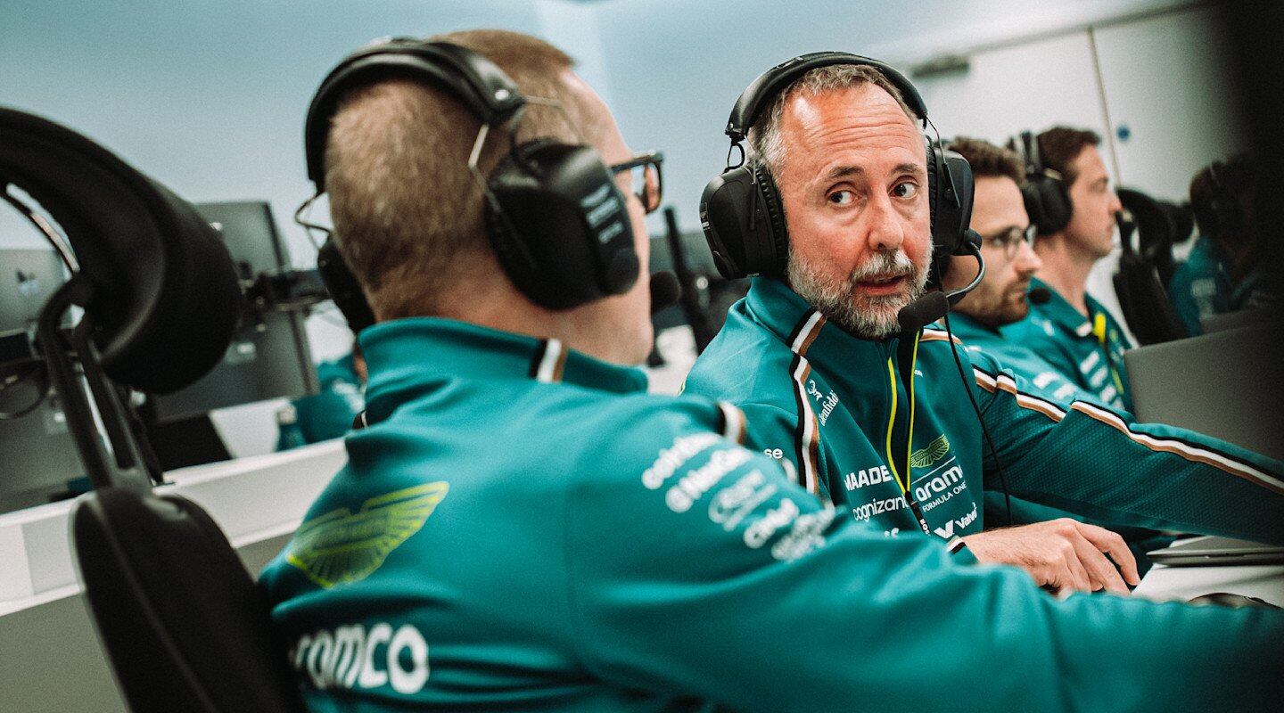 Andy Cowell y Enrico Cardile (Aston Martin). F1 2025.