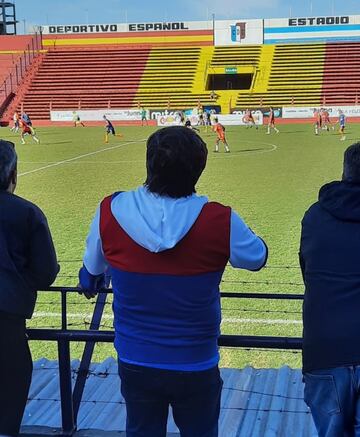 Caruso Lombardi observa el encuentro.