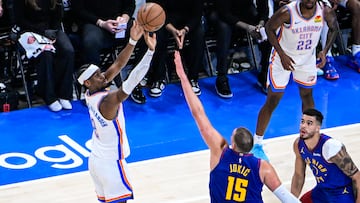 Shai Gilgeous-Alexander lanza por encima de Nikola Jokic en el quinto partido.