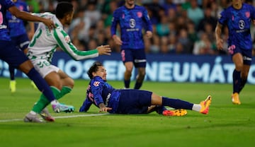 El jugador del Atlético de Madrid, Giménez, marca en propia puerta tras una jugada de varios jugadores del Betis.