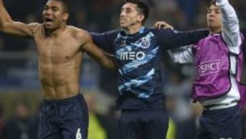 Casemiro, a la izquierda, celebra el pase a cuartos con sus compa&ntilde;eros del Oporto.
 