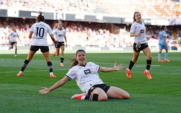 Anita Marcos celebra el 1-1 del Valencia ante el Levante en la jornada 23 de la Liga F, en Mestalla.