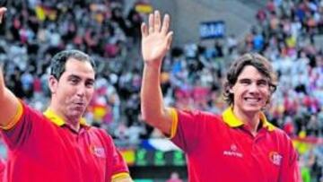 <b>VUELTA DE HONOR. </b>Nadal y Costa encabezan al equipo español.