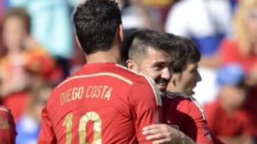 Diego Costa saluda a Villa.