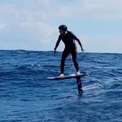 Mark Zuckerberg celebra sus 37 surfeando con una tabla de 12.000 dólares