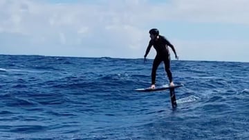 Mark Zuckerberg surfeando con una tabla de surf foil motorizada por Hawái durante el mes de mayo del 2021.