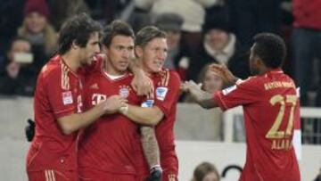 Javi Mart&iacute;nez y Schweinsteiger felicitan a Mandzukic por su gol.