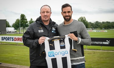 El de Fuengirola llegó al Newcastle tras haber conseguido buenas actuaciones en el Málaga CF y en el Atlético de Madrid. Cuando llegó al club inglés este se encontraba en Championship. En su primer año, el equipo blanquinegro consiguió el ascenso a la Premier League. Tras un año en la Premier League, Gámez se retiró del fútbol profesional.