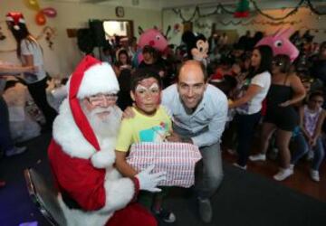 Sergio Jadue compartió con los niños en el Hospital Calvo Mackenna.