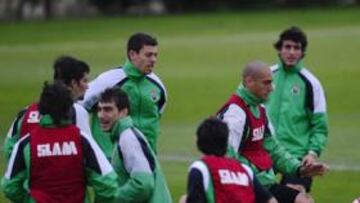 <b>JUGANDO AL RUGBY. </b>El Mundial ha acabado pero el Racing se entrenó ayer con un balón ovalado.