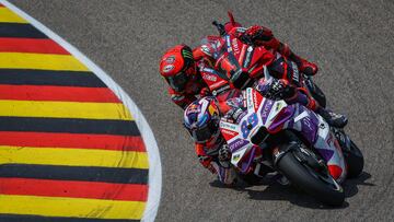 Martín con Bagnaia pegado a su rueda en Alemania.