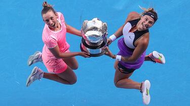 Mertens y Sabalenka celebran su triunfo en Australia